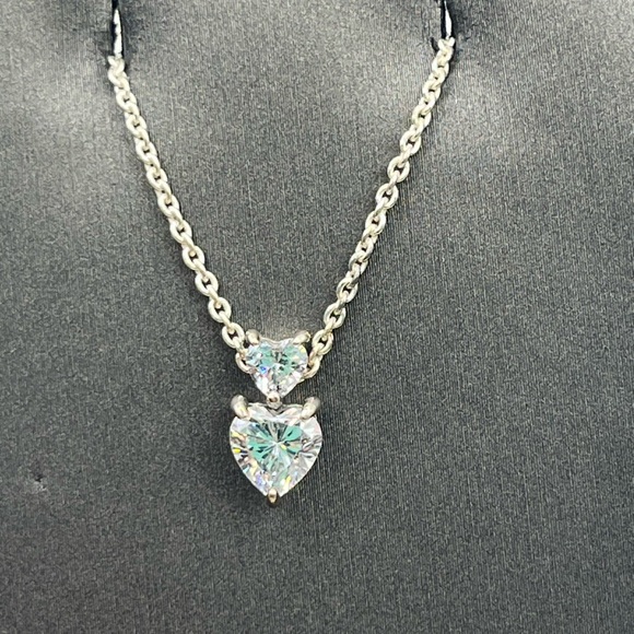 Pandora double heart sparkling collier necklace. Chain is 18” but can be shorter - Picture 2 of 5